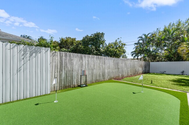 814 Franklin Rd unit B, West Palm Beach, FL 33405 - photo 2