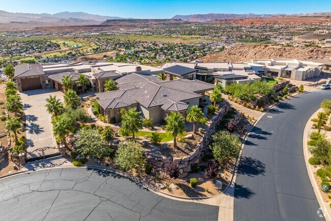 Architectural styles in Stone Cliff lean contemporary with a bit of Southwest flair.