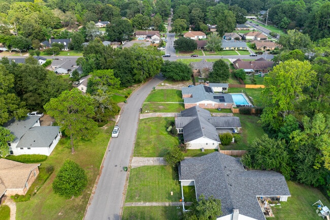Rows of homes in Jamestown-Lincoln feature well-manicured lawns.