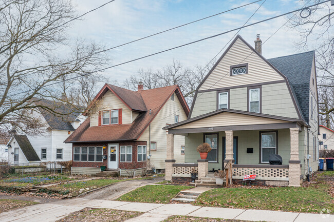 Large single family homes are common in Black Hills in Grand Rapids, MI.