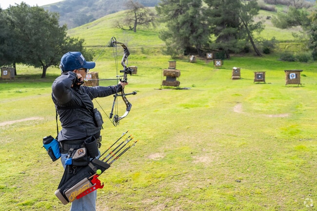 Perfecting aim at Black Mountain Bowen Archery Club in the vibrant Avenida España neighborhood.