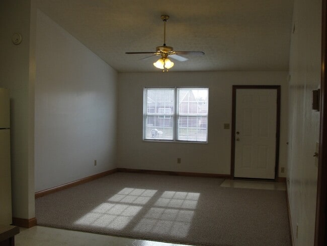 2711 Fairmont Ct, Troy, OH 45373 - photo 2
