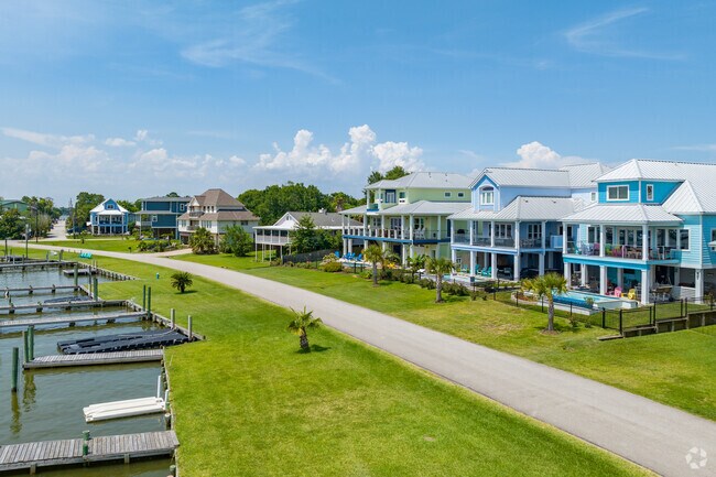 Many homes in Clear Lake Shores have private piers and boat docks.