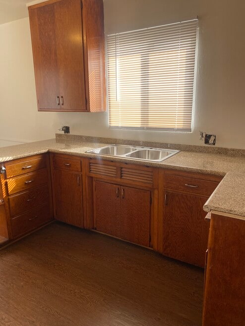 4380 W 136th St unit C, Hawthorne, CA 90250 - photo 1