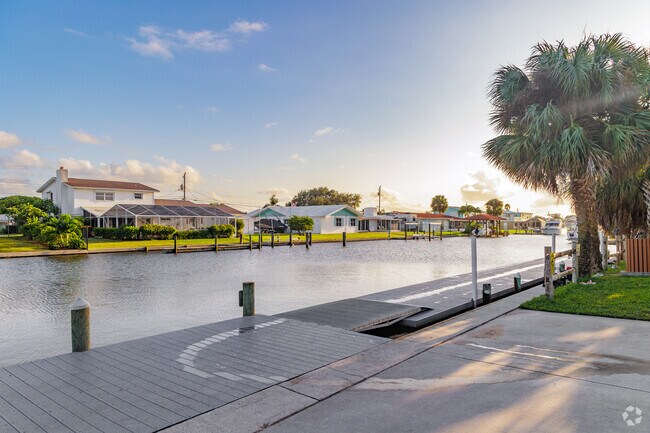 Oars and Paddles Park is a popular park for manatee viewing in Indian Harbour Beach.