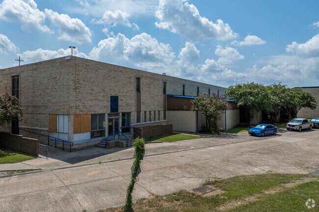 Sulphur High has a student body of 2,043 students.