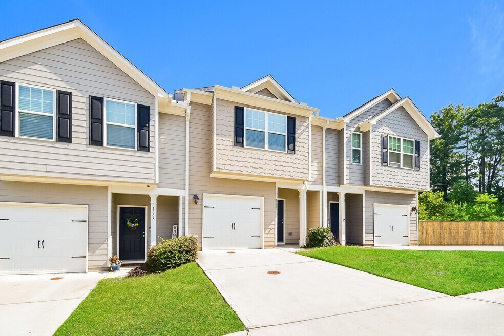 1010 Highwood Ln, Atlanta, GA 30344 - photo 1