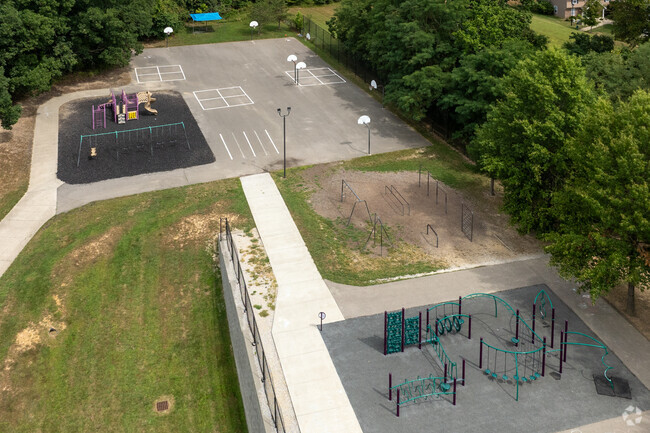 Summit Elementary School has a 14 to 1 student to teacher ratio.