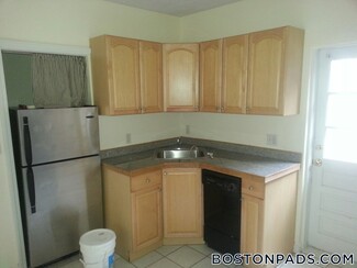 220 Hanover St Unit 14, Boston, MA 02113