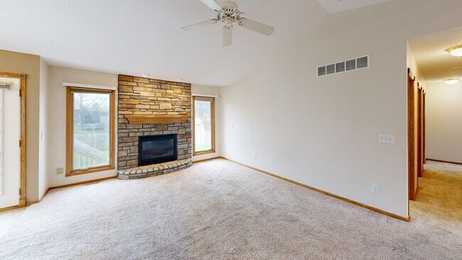 1611 2nd Ave SE, Altoona, IA 50009 - photo 2