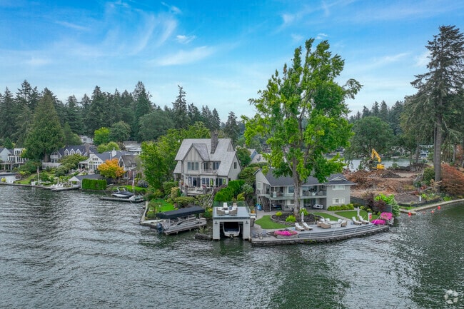 The Lakewood neighborhood has plenty of beautiful Lakeside homes.