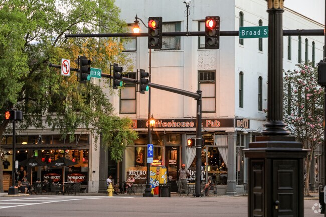 Olde Town-Pinched Gut bustles with diners and shoppers.