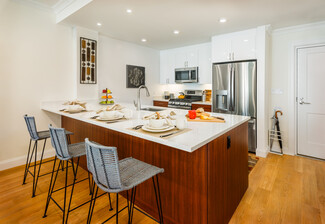 120 Gerry Rd Unit 304, Chestnut Hill, MA 02467