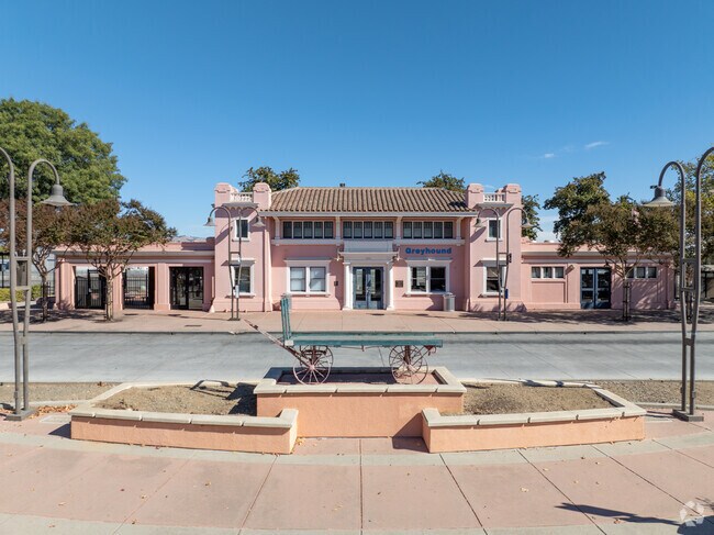Close to Hollister, Gilroy’s Caltrain connects locals to the Bay Area.