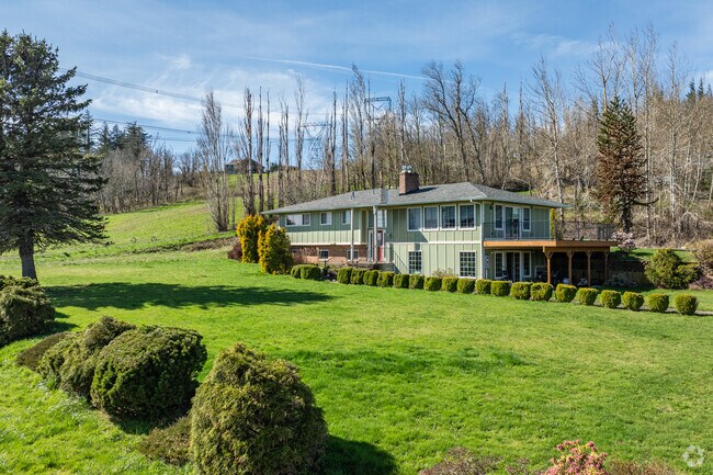 Many homes in East Sandy River Area are situated on large lots with acreage.