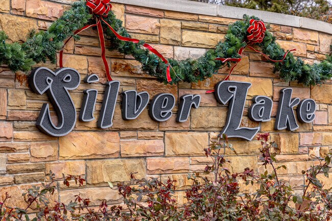 Silver Lake North residents have access to numerous amenities, including a country club.