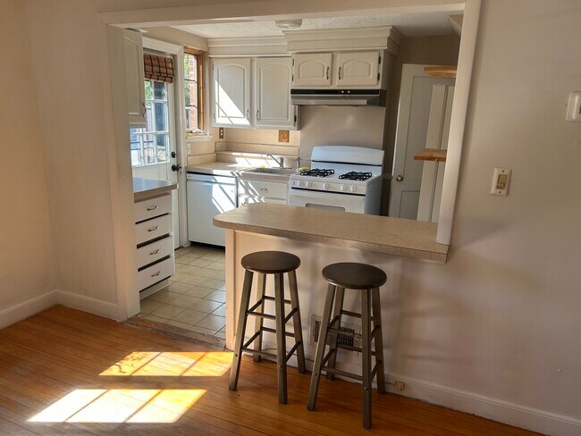 Sunny, eat in kitchen