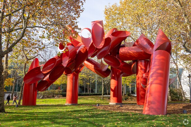 Everett Mall is a short drive to downtown Seattle, with all its amenities.