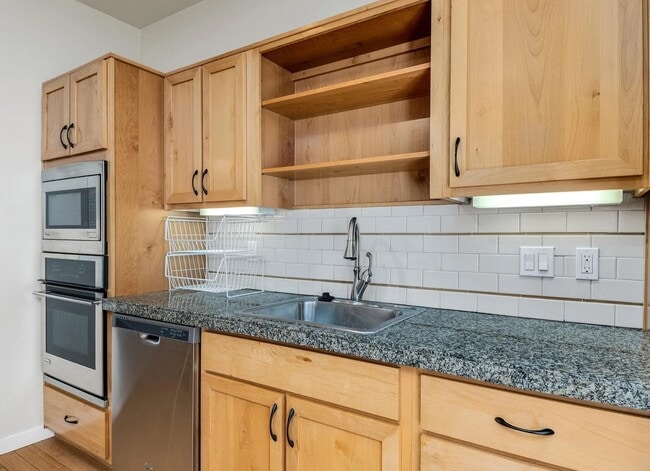 4132 S Corbett Ave, Portland, OR 97239 - photo 4