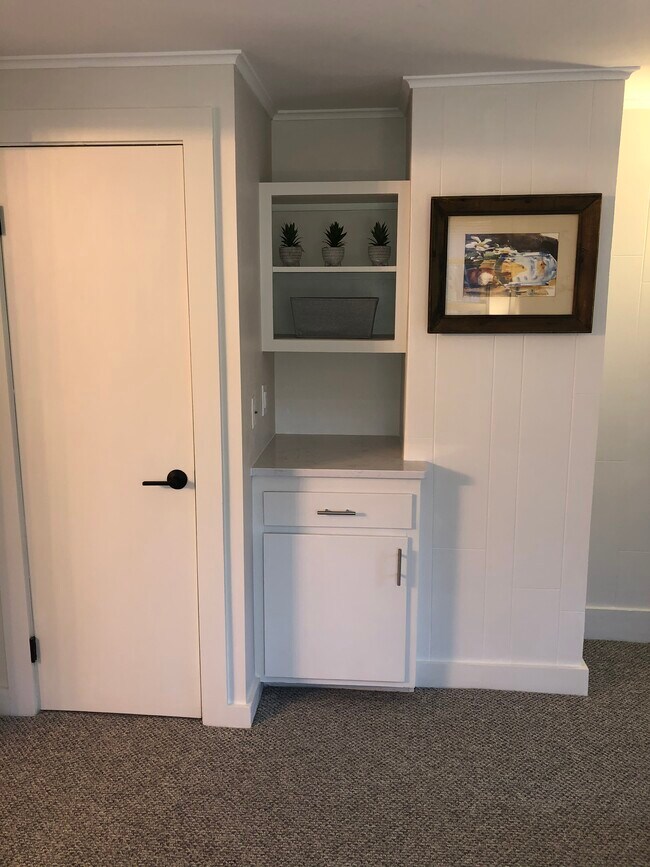 1061 Maplewood Ave unit 4 avail Nov 1, Portsmouth, NH 03801 - photo 6