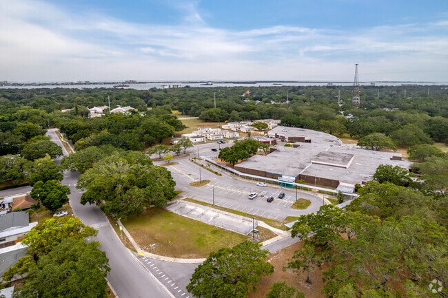 The Sandy Lane Elementary School has a lot of parking options in North Clearwater, FL.