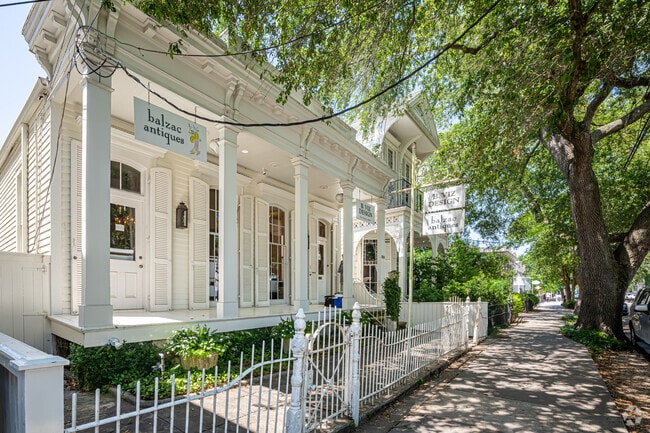 There are many shopping options along Magazine St in the Irish Channel.