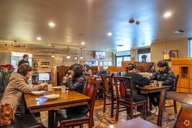 Maple Leaf has many restaurants offering international and American cuisine.