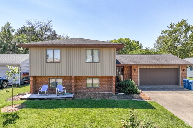 Monroe Park West home prices range from 150,000 to 350,000 dollars.