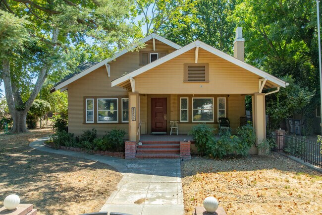 Early‑20th‑century Craftsman homes add character near Esparto’s core.