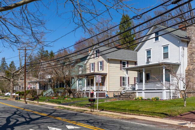 Stockton has inviting sidewalks that enhance walkability, making it easy to explore the town’s sights.