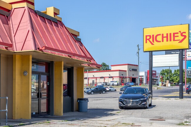 Richie's features spicy fried chicken in Groesbeck.