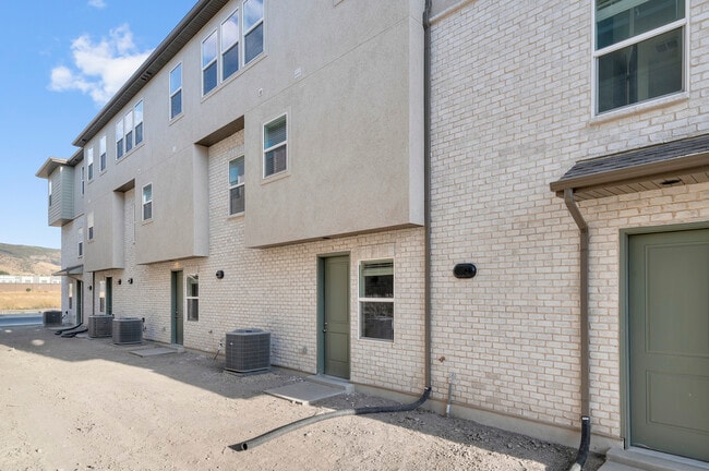 566 N Buffalo Grass Ln, Lindon, UT 84042 - photo 3