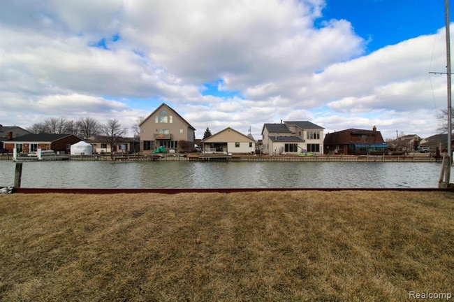 37752 Huron Pointe Dr, Harrison Township, MI 48045 - photo 5