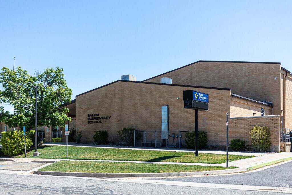 Salem Elementary School is located in the Salem neighborhood.