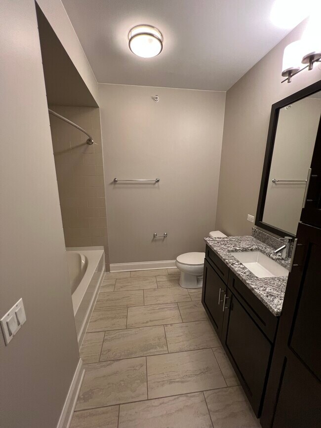 68 W Hubbard St unit 4706, Chicago, IL 60654 - photo 5