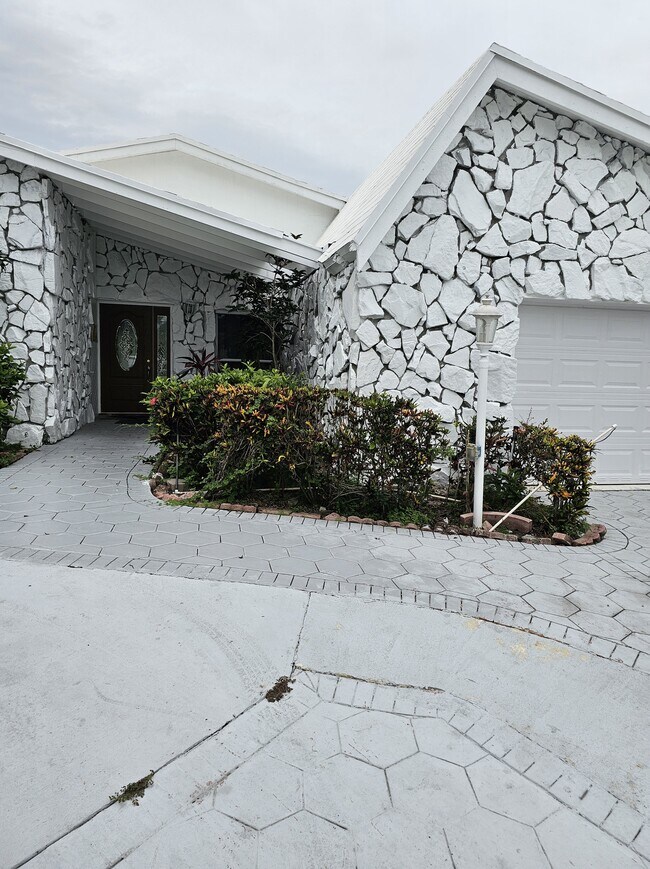 740 Bluebird Ln, Plantation, FL 33324