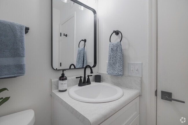2BR, 1.5BA - 927SF - Half Bathroom