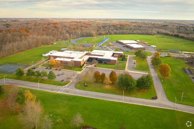 Oswego Middle School serves 587 students in grades 7-8.