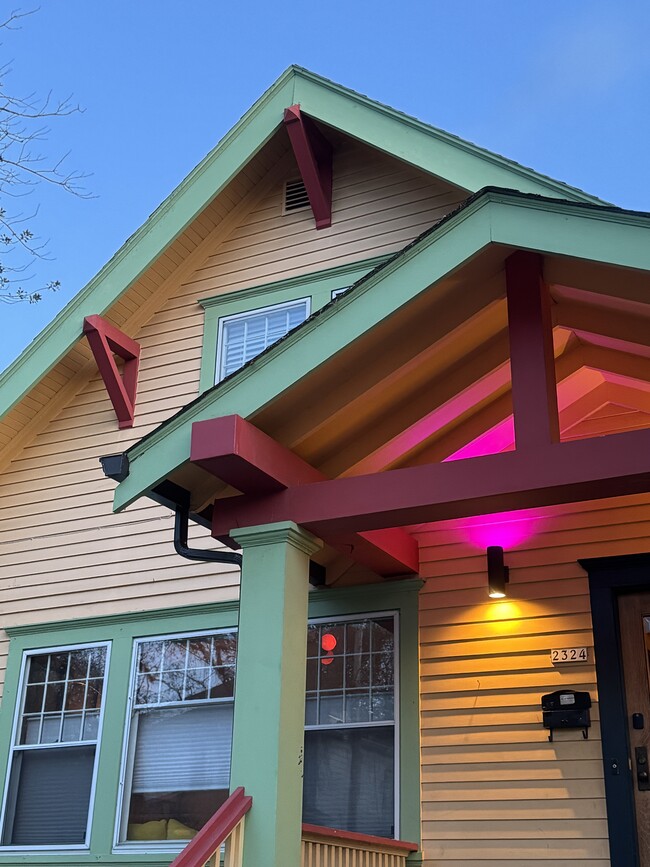 2322 SE Main St Unit SE Hawthorne Upper Apt, Portland, OR 97214