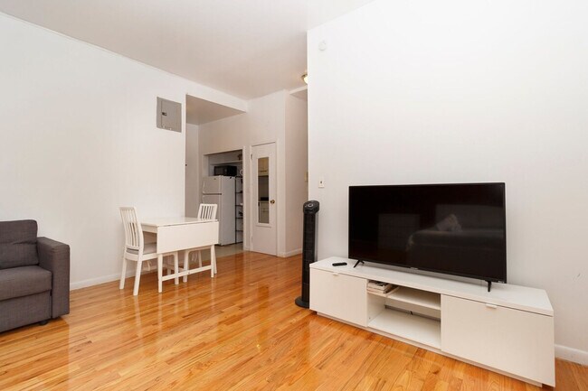 215 B E 95th St unit ID1032068P, New York, NY 10128 - photo 2