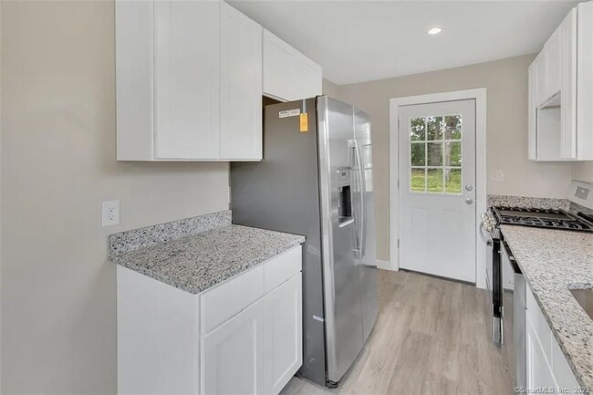 51 Mill St unit 53 Mill St, Manchester, CT 06042 - photo 5