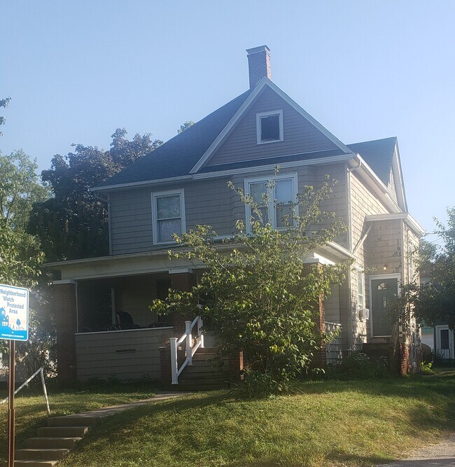 201 E Dover Ct Unit Upper, Davenport, IA 52803