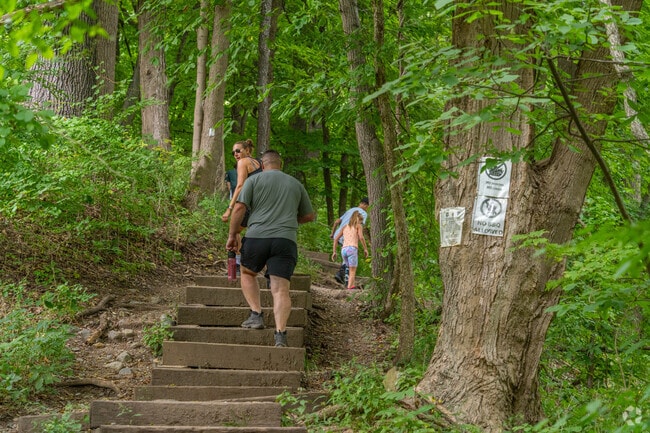 The Appalachian Trail runs nearby to Shawnee on Delaware.