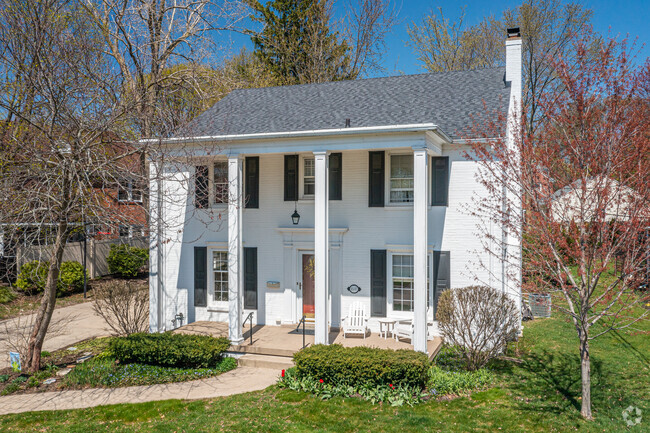 Large Southern Colonial homes with a well-manicured lawn in the Ottawa Hills neighborhood.