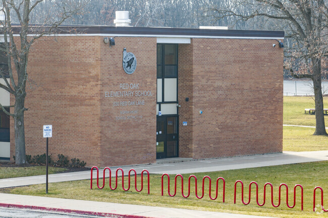 The primary facade of Red Oak Elementary School in Highland Park.