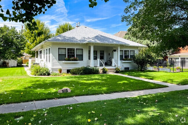 There are homes with large grassy lots in the Craig-Gould Neighborhood.