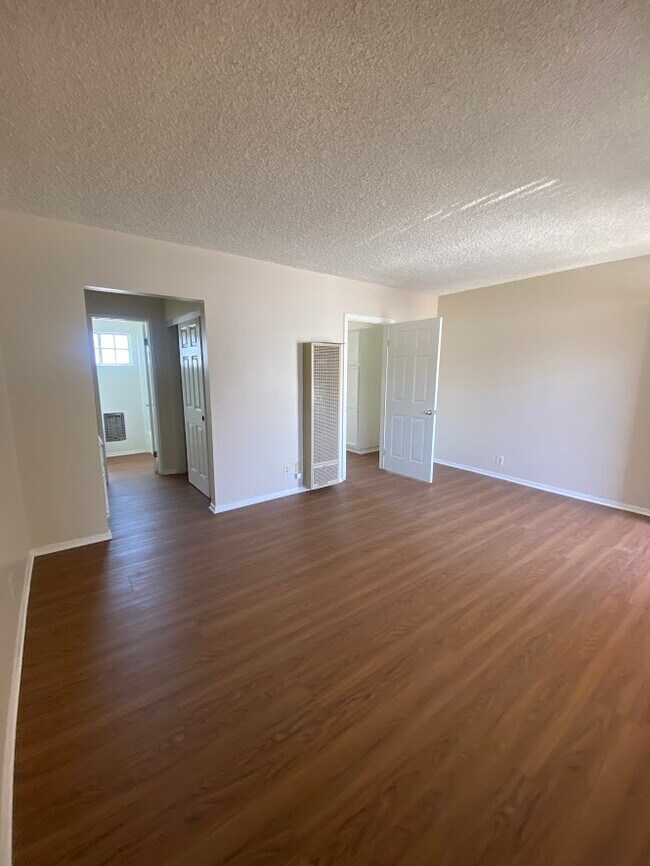 7236 Remmet Ave, Canoga Park, CA 91303