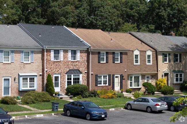 Lake Ridge townhomes provide residents with convenient access to schools and shopping.