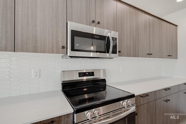 703 Strike Eagle St, Mountain Home, ID 83647 - photo 5