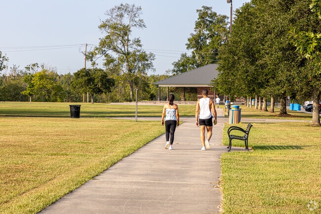 Highland Road Community Park provides a walking and jogging path in Oak Hills Place.